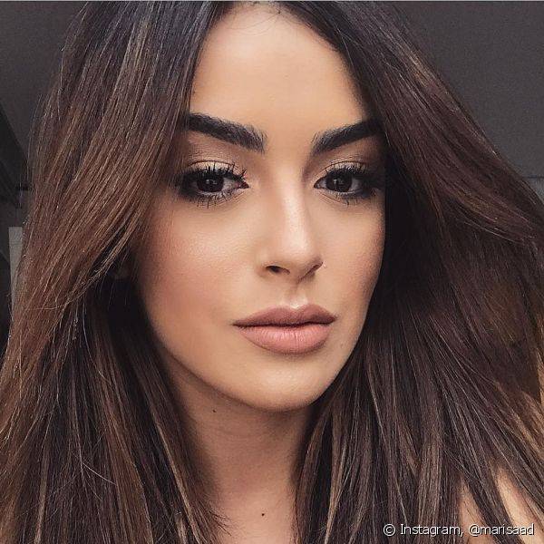 Mesmo quando segue um mood mais natural na maquiagem, Mari Saad não deixa de destacar os olhos com várias camadas de máscara de cílios (Foto: Instagram @marisaad)